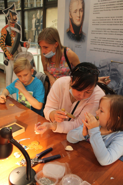 «Есть город в России с рабочими чудо-руками»: праздничные мастер-классы школы тульских мастеров в День города Тулы! Тульский Государственный Музей Оружия