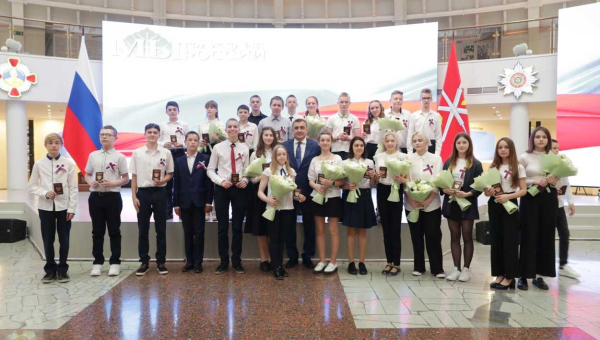 Губернатор Тульской области Алексей Геннадьевич Дюмин вручил паспорта юным жителям региона, достигшим 14 лет. Тульский Государственный Музей Оружия