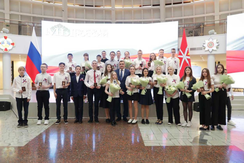 Губернатор Тульской области Алексей Геннадьевич Дюмин вручил паспорта юным жителям региона, достигшим 14 лет. Тульский Государственный Музей Оружия