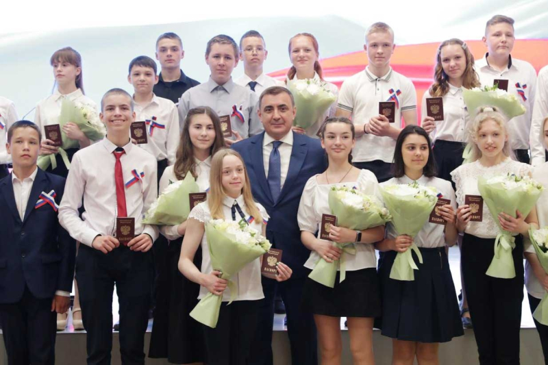 Губернатор Тульской области Алексей Геннадьевич Дюмин вручил паспорта юным жителям региона, достигшим 14 лет. Тульский Государственный Музей Оружия