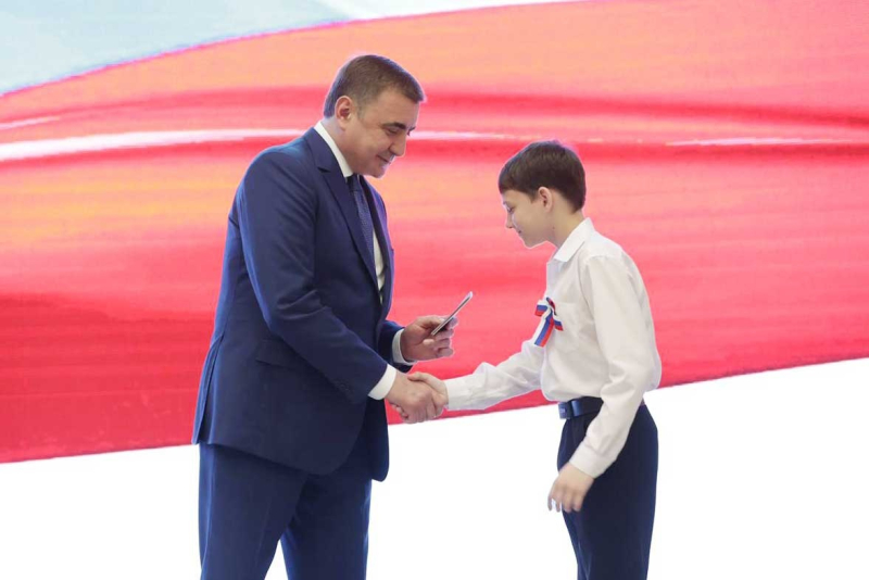 Губернатор Тульской области Алексей Геннадьевич Дюмин вручил паспорта юным жителям региона, достигшим 14 лет. Тульский Государственный Музей Оружия