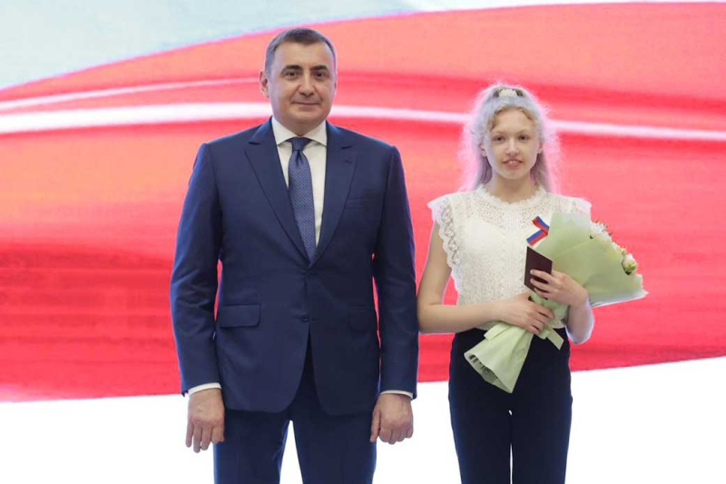 Губернатор Тульской области Алексей Геннадьевич Дюмин вручил паспорта юным жителям региона, достигшим 14 лет. Тульский Государственный Музей Оружия