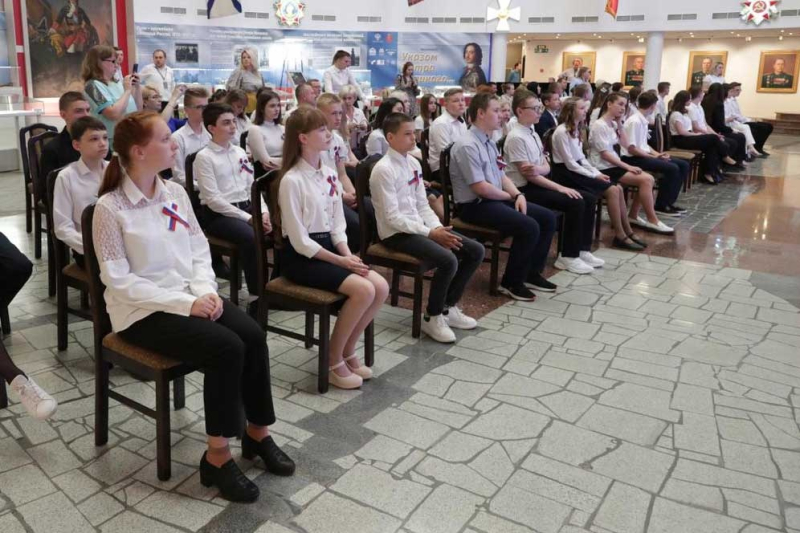 Губернатор Тульской области Алексей Геннадьевич Дюмин вручил паспорта юным жителям региона, достигшим 14 лет. Тульский Государственный Музей Оружия