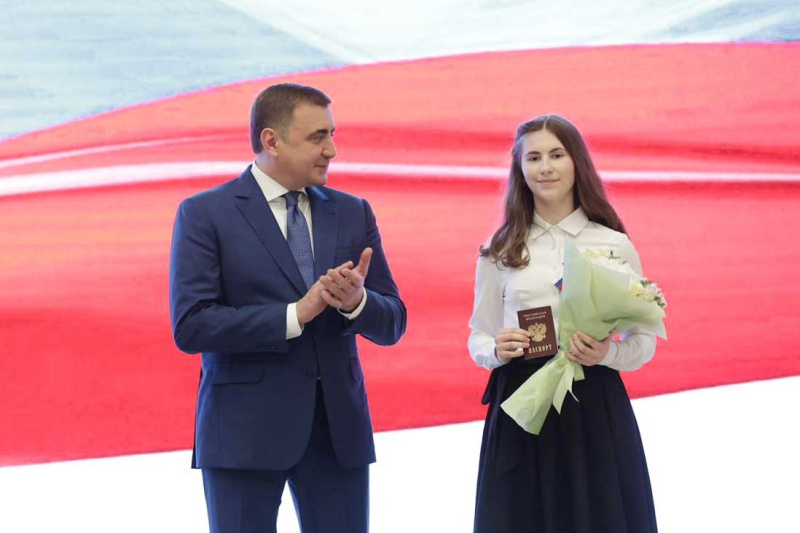 Губернатор Тульской области Алексей Геннадьевич Дюмин вручил паспорта юным жителям региона, достигшим 14 лет. Тульский Государственный Музей Оружия