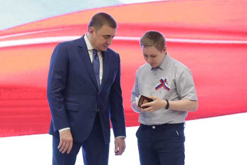 Губернатор Тульской области Алексей Геннадьевич Дюмин вручил паспорта юным жителям региона, достигшим 14 лет. Тульский Государственный Музей Оружия