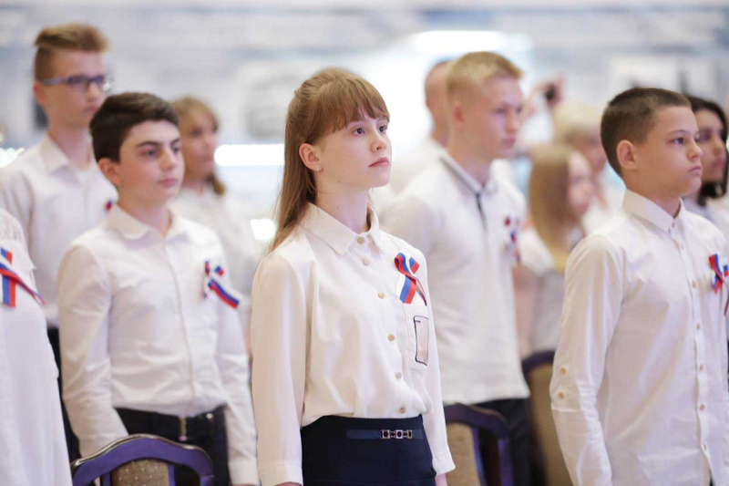 Губернатор Тульской области Алексей Геннадьевич Дюмин вручил паспорта юным жителям региона, достигшим 14 лет. Тульский Государственный Музей Оружия