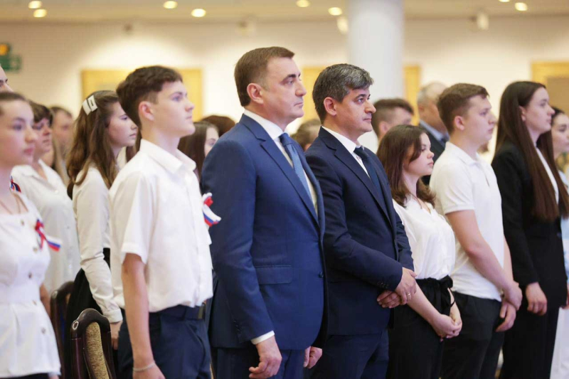 Губернатор Тульской области Алексей Геннадьевич Дюмин вручил паспорта юным жителям региона, достигшим 14 лет. Тульский Государственный Музей Оружия