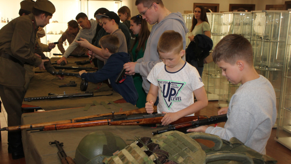 Сегодня гости музея очень активно участвуют в мастер-классе «Стрелковое дело» по разборке – сборке современных образцов стрелкового вооружения Тульский Государственный Музей Оружия