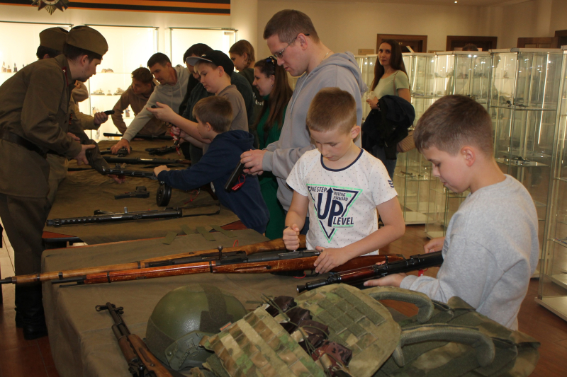 Сегодня гости музея очень активно участвуют в мастер-классе «Стрелковое дело» по разборке – сборке современных образцов стрелкового вооружения Тульский Государственный Музей Оружия