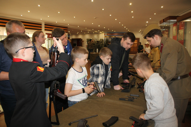 Сегодня гости музея очень активно участвуют в мастер-классе «Стрелковое дело» по разборке – сборке современных образцов стрелкового вооружения Тульский Государственный Музей Оружия