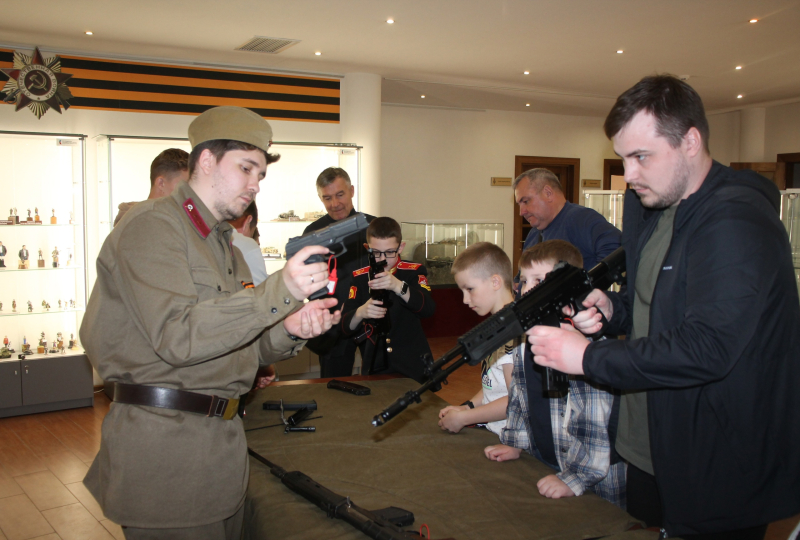 Сегодня гости музея очень активно участвуют в мастер-классе «Стрелковое дело» по разборке – сборке современных образцов стрелкового вооружения Тульский Государственный Музей Оружия