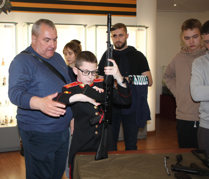 Сегодня гости музея очень активно участвуют в мастер-классе «Стрелковое дело» по разборке – сборке современных образцов стрелкового вооружения Тульский Государственный Музей Оружия