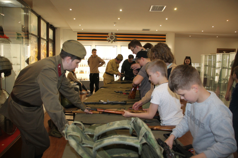 Сегодня гости музея очень активно участвуют в мастер-классе «Стрелковое дело» по разборке – сборке современных образцов стрелкового вооружения Тульский Государственный Музей Оружия