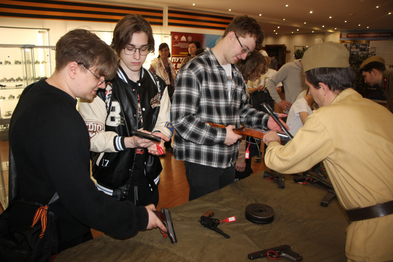 Сегодня гости музея очень активно участвуют в мастер-классе «Стрелковое дело» по разборке – сборке современных образцов стрелкового вооружения Тульский Государственный Музей Оружия