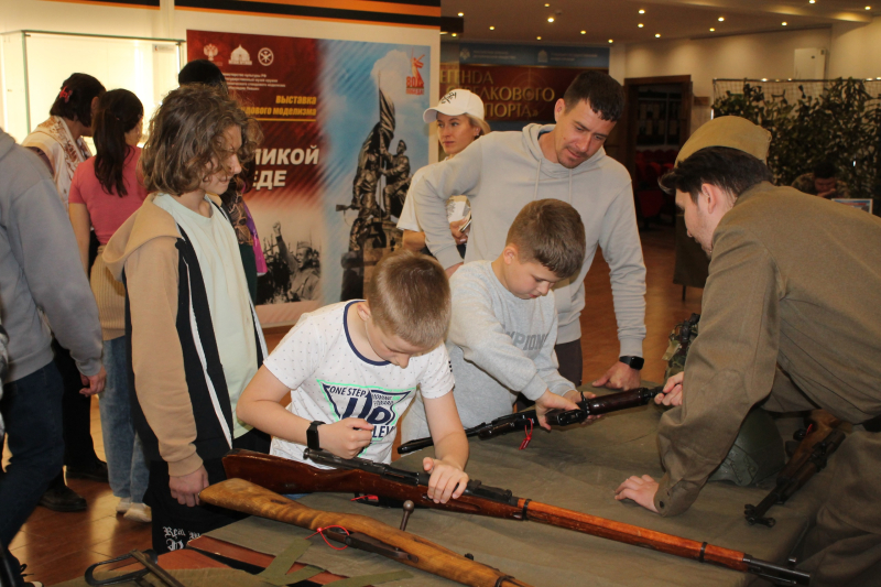 Сегодня гости музея очень активно участвуют в мастер-классе «Стрелковое дело» по разборке – сборке современных образцов стрелкового вооружения Тульский Государственный Музей Оружия