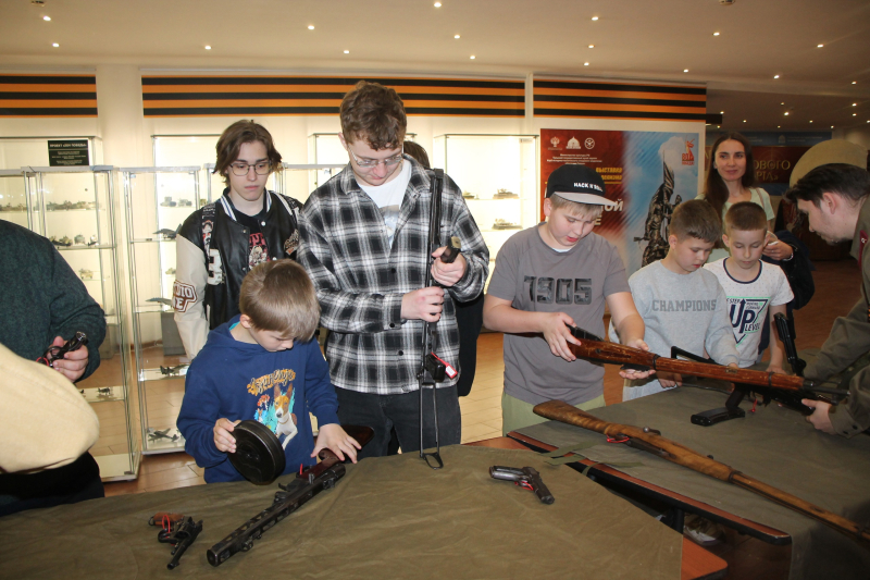 Сегодня гости музея очень активно участвуют в мастер-классе «Стрелковое дело» по разборке – сборке современных образцов стрелкового вооружения Тульский Государственный Музей Оружия