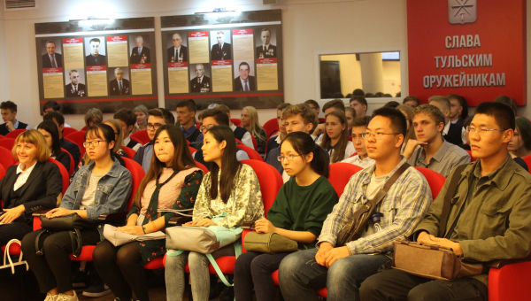 Встреча ветеранов Великой Отечественной войны с молодежью в День окончания Второй мировой войны. Тульский Государственный Музей Оружия