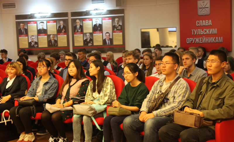 Встреча ветеранов Великой Отечественной войны с молодежью в День окончания Второй мировой войны. Тульский Государственный Музей Оружия