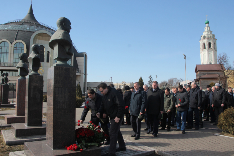 21 марта состоялась памятная церемония возложения цветов к бюсту Н.А. Макаровца на Аллее Славы знаменитых оружейников г.Тулы на территории Тульского музея оружия Тульский Государственный Музей Оружия