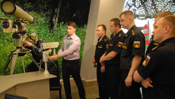 Делегация экипажа атомного ракетного подводного крейсера стратегического назначения «Тула» в музее оружия. Тульский Государственный Музей Оружия