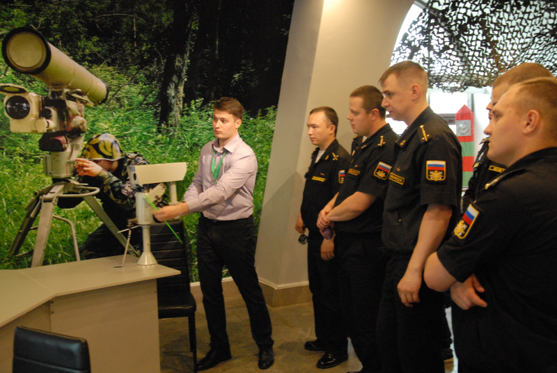 Делегация экипажа атомного ракетного подводного крейсера стратегического назначения «Тула» в музее оружия. Тульский Государственный Музей Оружия