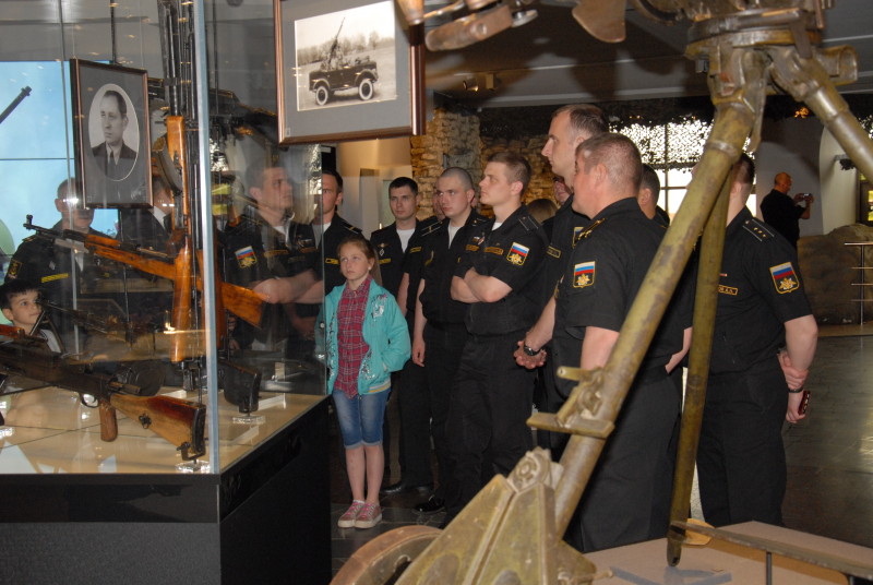 Делегация экипажа атомного ракетного подводного крейсера стратегического назначения «Тула» в музее оружия. Тульский Государственный Музей Оружия