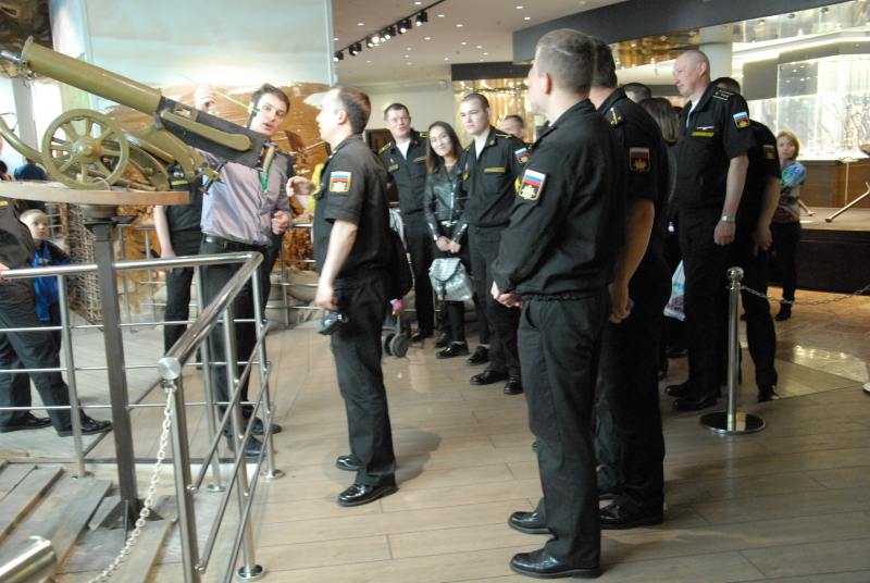 Делегация экипажа атомного ракетного подводного крейсера стратегического назначения «Тула» в музее оружия. Тульский Государственный Музей Оружия