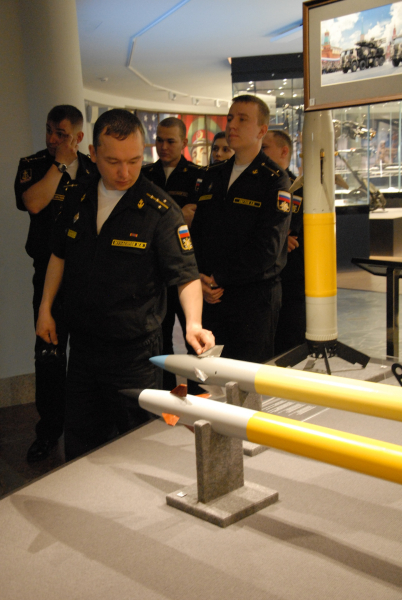 Делегация экипажа атомного ракетного подводного крейсера стратегического назначения «Тула» в музее оружия. Тульский Государственный Музей Оружия