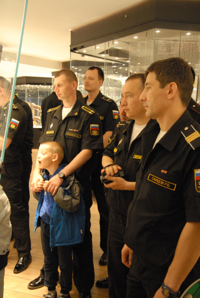 Делегация экипажа атомного ракетного подводного крейсера стратегического назначения «Тула» в музее оружия. Тульский Государственный Музей Оружия