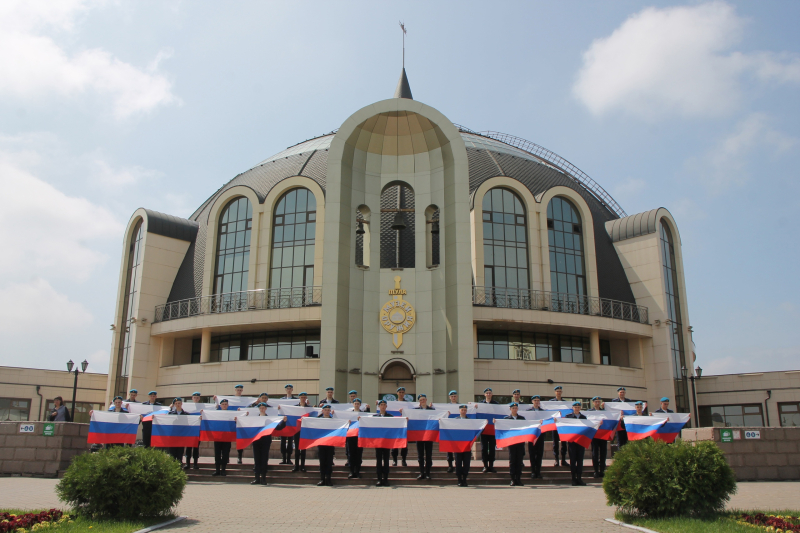 «Под флагом России – мы едины!». В День России в Тульском музее оружия состоялась яркая патриотическая акция. Тульский Государственный Музей Оружия