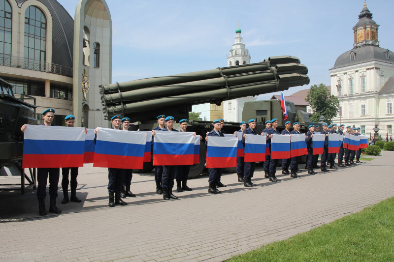 «Под флагом России – мы едины!». В День России в Тульском музее оружия состоялась яркая патриотическая акция. Тульский Государственный Музей Оружия