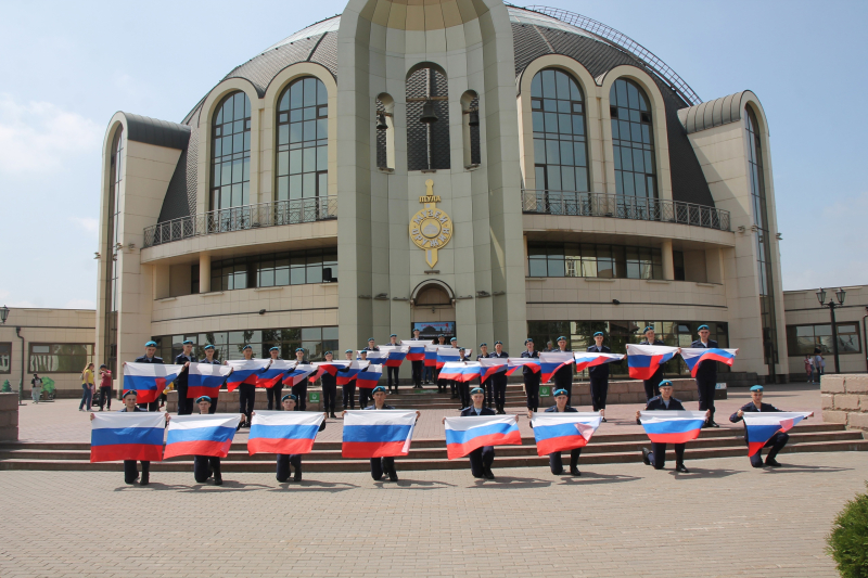 «Под флагом России – мы едины!». В День России в Тульском музее оружия состоялась яркая патриотическая акция. Тульский Государственный Музей Оружия