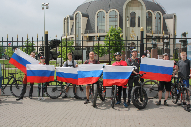 «Под флагом России – мы едины!». В День России в Тульском музее оружия состоялась яркая патриотическая акция. Тульский Государственный Музей Оружия