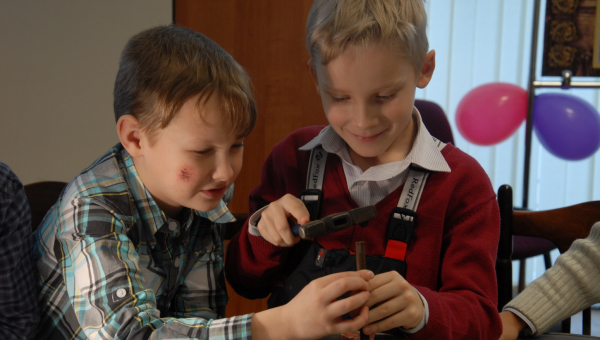 Юные оружейники в мастерской музея. Тульский Государственный Музей Оружия