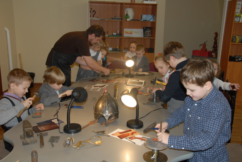 Юные оружейники в мастерской музея. Тульский Государственный Музей Оружия