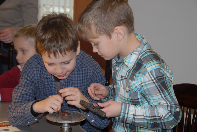 Юные оружейники в мастерской музея. Тульский Государственный Музей Оружия