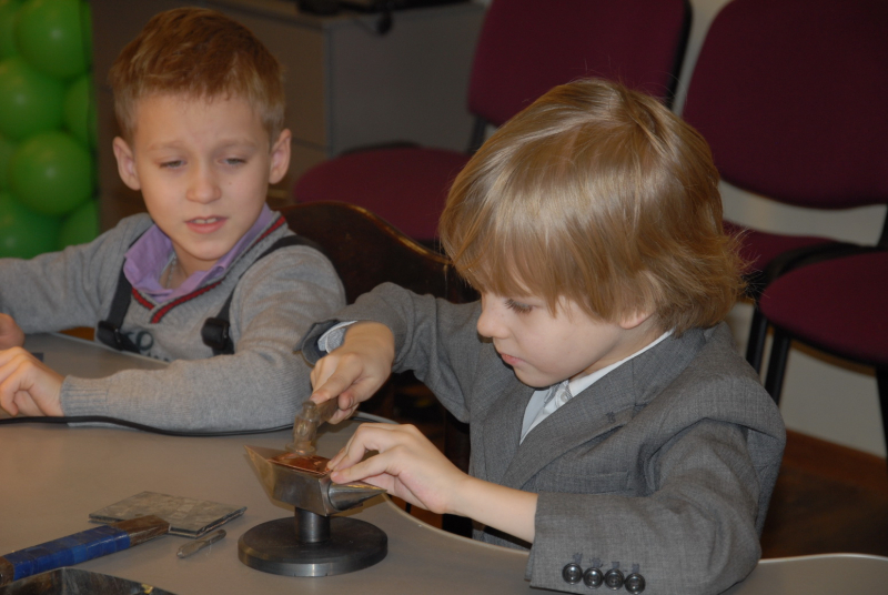 Юные оружейники в мастерской музея. Тульский Государственный Музей Оружия