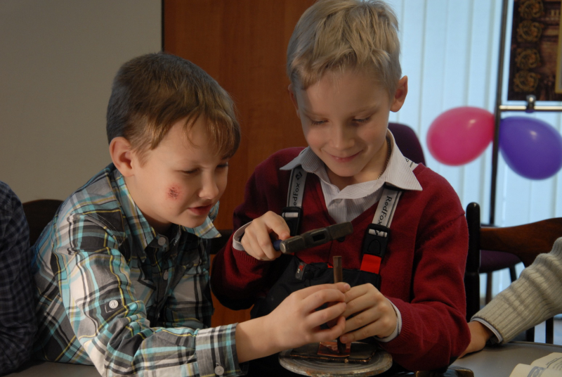Юные оружейники в мастерской музея. Тульский Государственный Музей Оружия