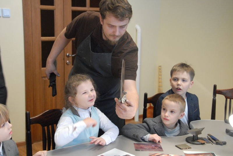 Юные оружейники в мастерской музея. Тульский Государственный Музей Оружия
