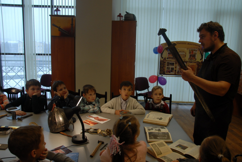 Юные оружейники в мастерской музея. Тульский Государственный Музей Оружия