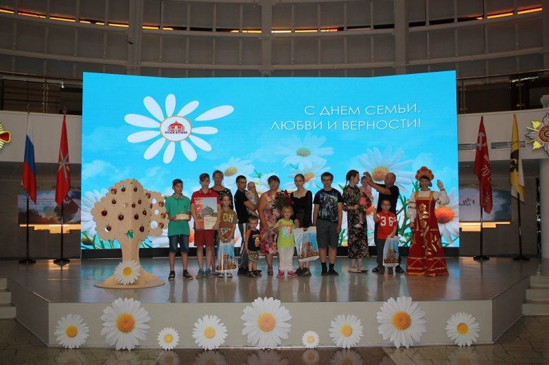 Сегодня в музее оружия проходят конкурсы, мастер-классы, музейное ромашковое селфи и другие увлекательные мероприятия. Тульский Государственный Музей Оружия