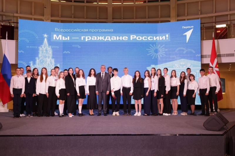 12 июня в Тульском музее оружия Губернатор Тульской области Дмитрий Вячеславович Миляев в торжественной обстановке вручил паспорта 25 тульским школьникам Тульский Государственный Музей Оружия