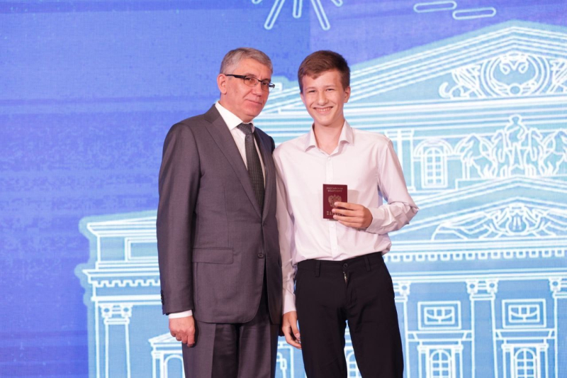 12 июня в Тульском музее оружия Губернатор Тульской области Дмитрий Вячеславович Миляев в торжественной обстановке вручил паспорта 25 тульским школьникам Тульский Государственный Музей Оружия