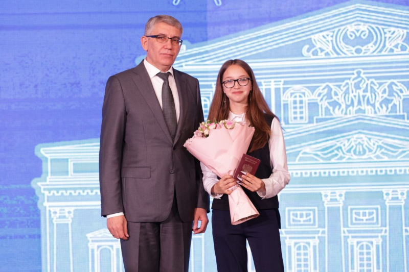 12 июня в Тульском музее оружия Губернатор Тульской области Дмитрий Вячеславович Миляев в торжественной обстановке вручил паспорта 25 тульским школьникам Тульский Государственный Музей Оружия