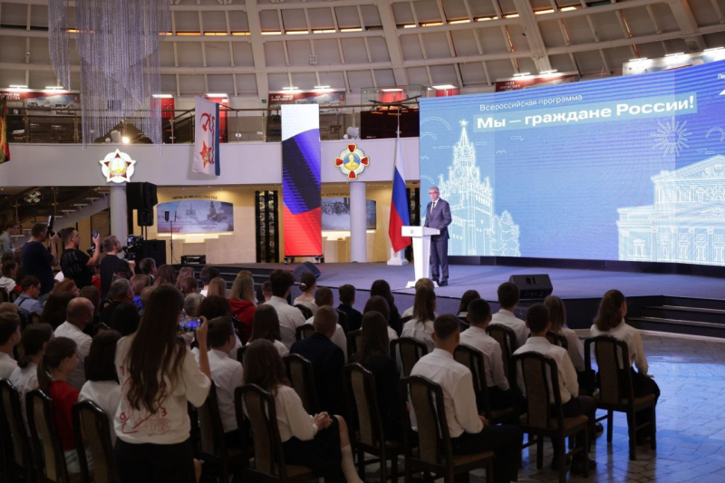 12 июня в Тульском музее оружия Губернатор Тульской области Дмитрий Вячеславович Миляев в торжественной обстановке вручил паспорта 25 тульским школьникам Тульский Государственный Музей Оружия