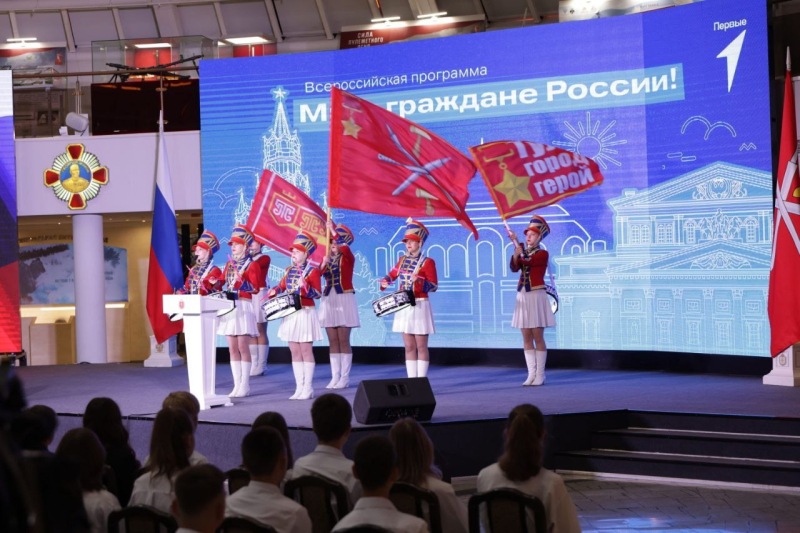 12 июня в Тульском музее оружия Губернатор Тульской области Дмитрий Вячеславович Миляев в торжественной обстановке вручил паспорта 25 тульским школьникам Тульский Государственный Музей Оружия