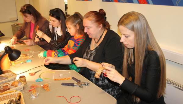 Накануне Международного женского дня посетители музея делились весенним вдохновением на творческих мастер-классах школы тульских мастеров, создавая подарки для милых дам Тульский Государственный Музей Оружия