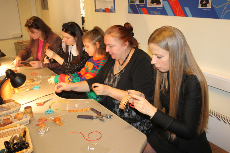Накануне Международного женского дня посетители музея делились весенним вдохновением на творческих мастер-классах школы тульских мастеров, создавая подарки для милых дам Тульский Государственный Музей Оружия