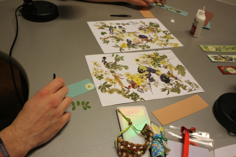 Накануне Международного женского дня посетители музея делились весенним вдохновением на творческих мастер-классах школы тульских мастеров, создавая подарки для милых дам Тульский Государственный Музей Оружия