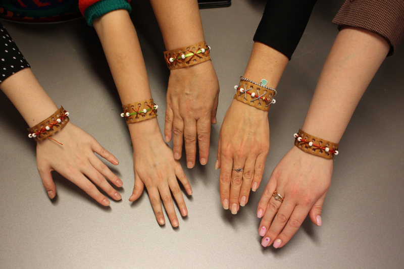 Накануне Международного женского дня посетители музея делились весенним вдохновением на творческих мастер-классах школы тульских мастеров, создавая подарки для милых дам Тульский Государственный Музей Оружия